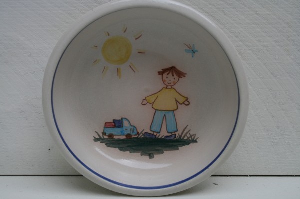 Kinderschale, Junge mit Auto