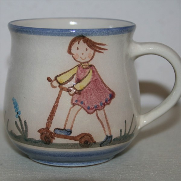Kindertasse, Mädchen mit Roller