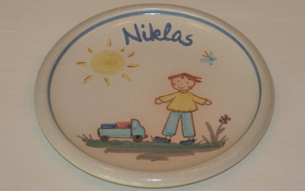 Kinderteller Junge mit Auto, mit Namen