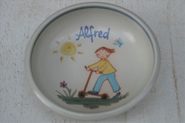 Kinderschale Junge mit Roller, mit Namen