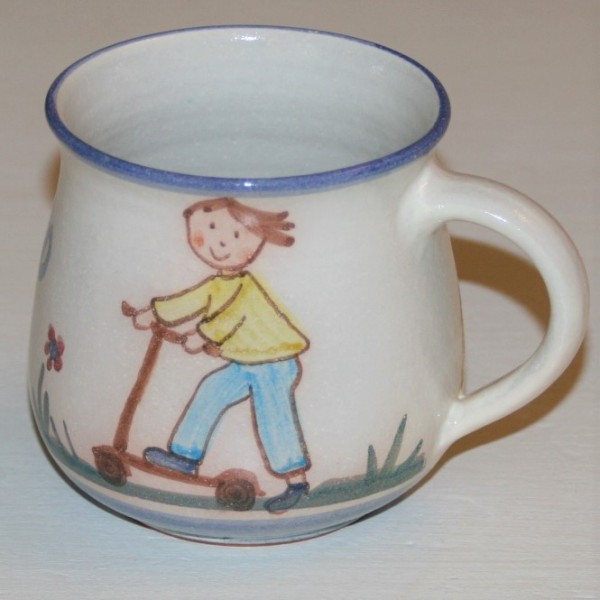 Kindertasse Junge mit Roller, mit Namen