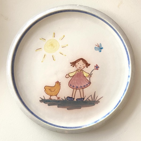 Kinderteller, Mädchen mit Huhn