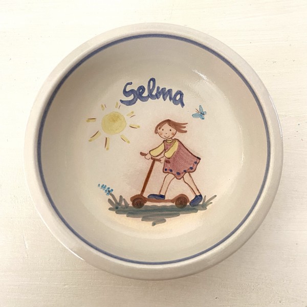 Kinderschale Mädchen mit Roller, mit Namen