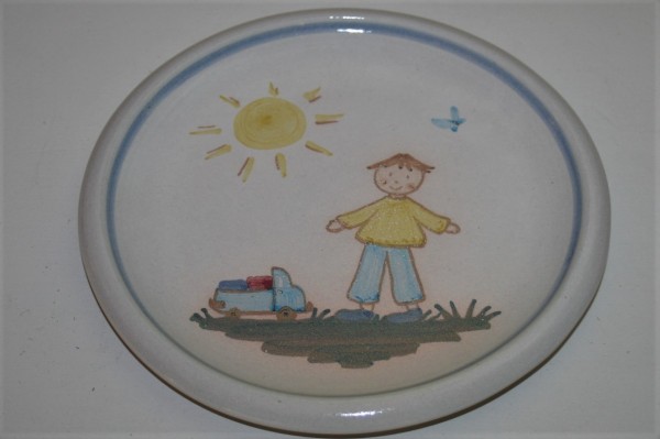 Kinderteller, Junge mit Auto