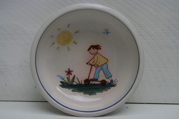 Kinderschale, Junge mit Roller