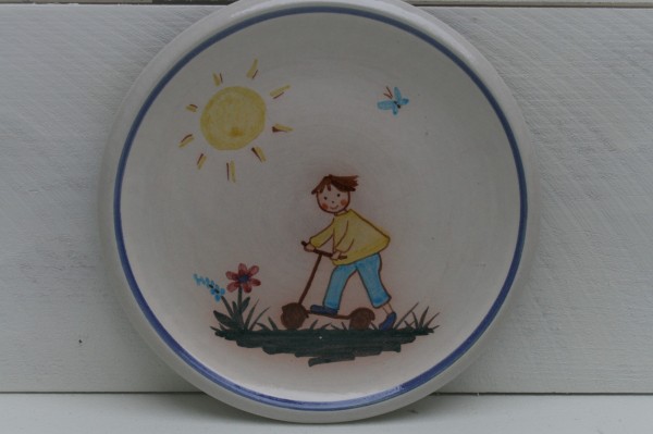 Kinderteller, Junge mit Roller