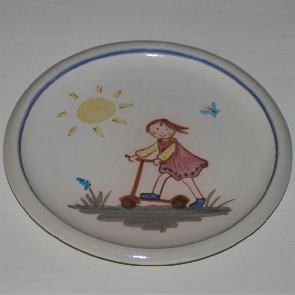 Kinderteller, Mädchen mit Roller