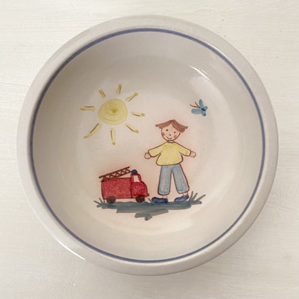 Kinderschale, Junge mit Feuerwehr