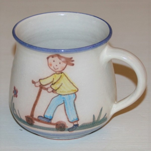 Kindertasse, Junge mit Roller