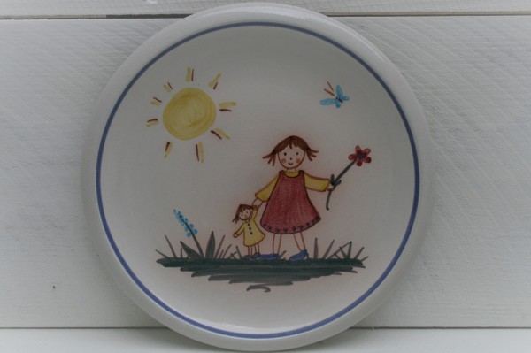 Kinderteller, Mädchen mit Puppe