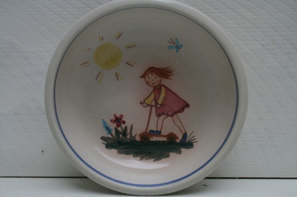 Kinderschale, Mädchen mit Roller