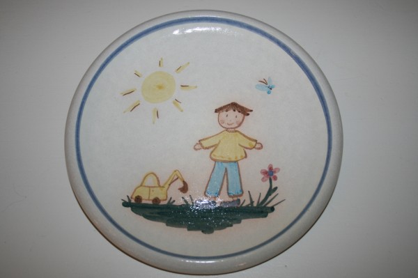 Kinderteller, Junge mit Bagger