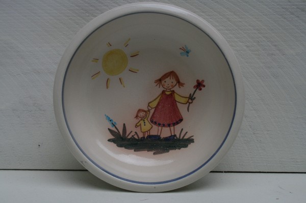 Kinderschale, Mädchen mit Puppe