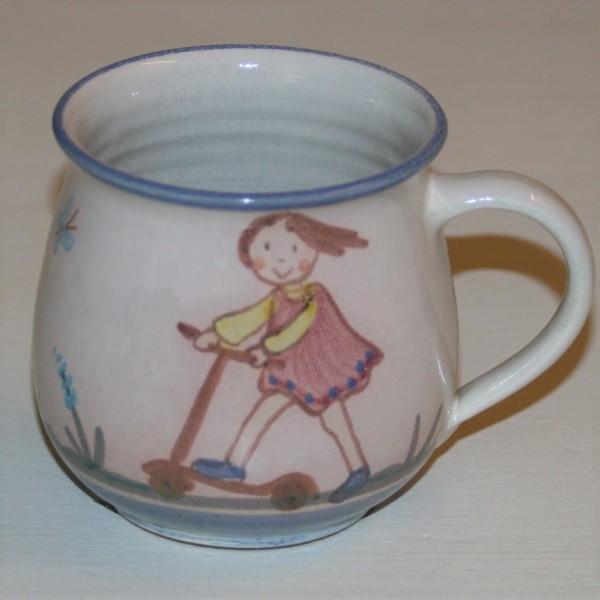 Kindertasse Mädchen mit Roller, mit Namen