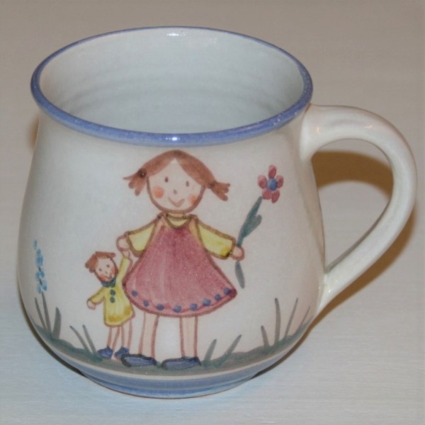 Kindertasse, Mädchen mit Puppe