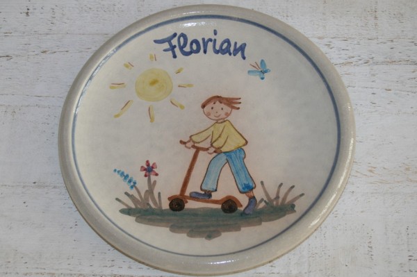 Kinderteller Junge mit Roller, mit Namen