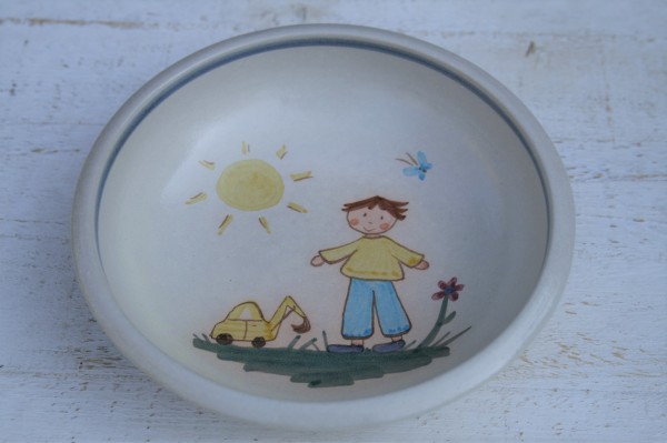 Kinderschale, Junge mit Bagger