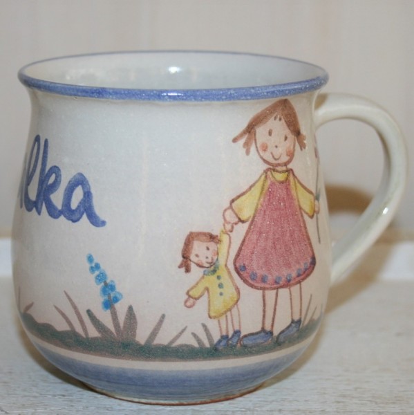 Kindertasse Mädchen mit Puppe, mit Namen